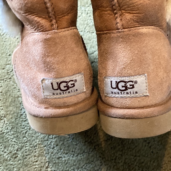 UGGs- three button Bailey chestnut color - Picture 5 of 12